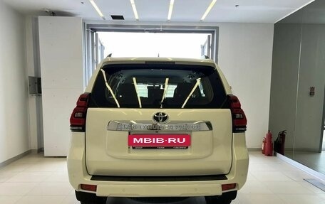 Toyota Land Cruiser Prado 150 рестайлинг 2, 2020 год, 7 000 000 рублей, 5 фотография