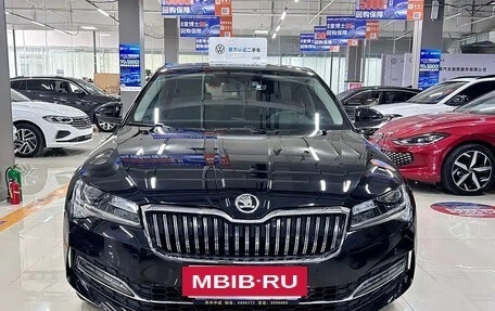 Skoda Superb III рестайлинг, 2023 год, 1 830 800 рублей, 2 фотография