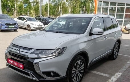 Mitsubishi Outlander III рестайлинг 3, 2019 год, 1 998 400 рублей, 1 фотография