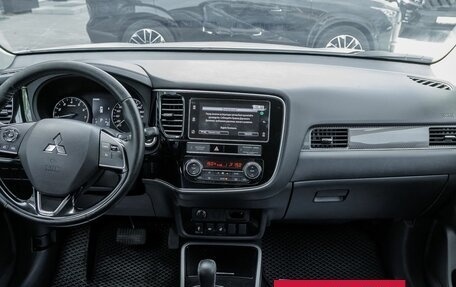 Mitsubishi Outlander III рестайлинг 3, 2019 год, 1 998 400 рублей, 11 фотография
