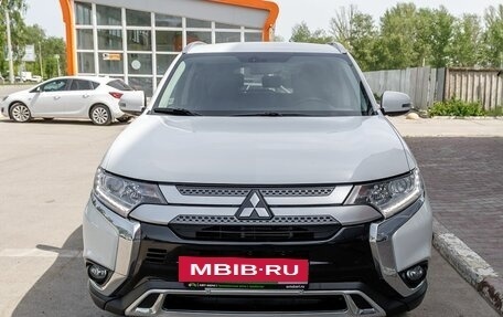 Mitsubishi Outlander III рестайлинг 3, 2019 год, 1 998 400 рублей, 8 фотография