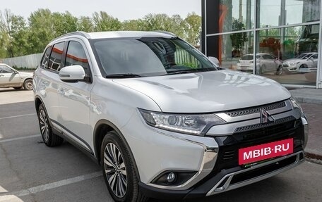 Mitsubishi Outlander III рестайлинг 3, 2019 год, 1 998 400 рублей, 7 фотография