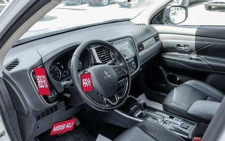 Mitsubishi Outlander III рестайлинг 3, 2019 год, 1 998 400 рублей, 10 фотография