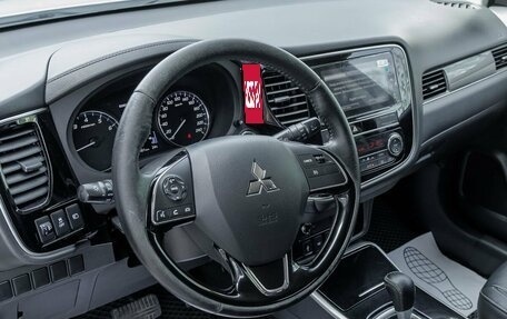 Mitsubishi Outlander III рестайлинг 3, 2019 год, 1 998 400 рублей, 14 фотография
