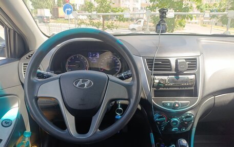 Hyundai Solaris II рестайлинг, 2015 год, 680 000 рублей, 13 фотография