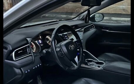 Toyota Camry, 2018 год, 1 850 000 рублей, 10 фотография