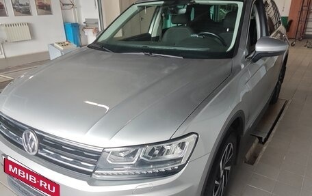 Volkswagen Tiguan II, 2018 год, 2 600 000 рублей, 2 фотография