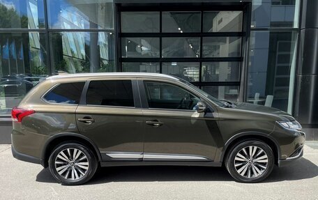 Mitsubishi Outlander III рестайлинг 3, 2020 год, 2 430 000 рублей, 2 фотография