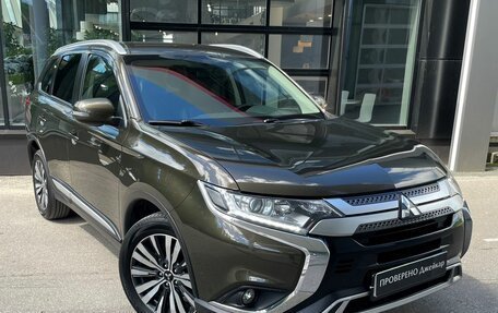 Mitsubishi Outlander III рестайлинг 3, 2020 год, 2 430 000 рублей, 4 фотография