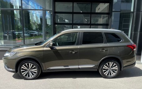 Mitsubishi Outlander III рестайлинг 3, 2020 год, 2 430 000 рублей, 10 фотография