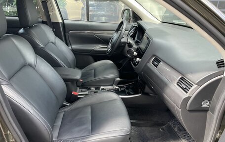 Mitsubishi Outlander III рестайлинг 3, 2020 год, 2 430 000 рублей, 11 фотография