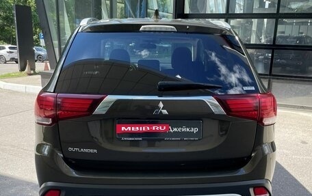 Mitsubishi Outlander III рестайлинг 3, 2020 год, 2 430 000 рублей, 9 фотография