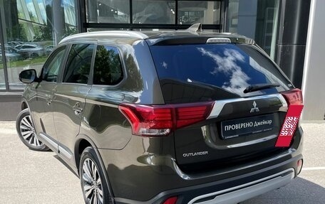 Mitsubishi Outlander III рестайлинг 3, 2020 год, 2 430 000 рублей, 5 фотография