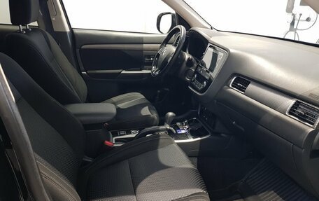 Mitsubishi Outlander III рестайлинг 3, 2017 год, 2 099 000 рублей, 9 фотография