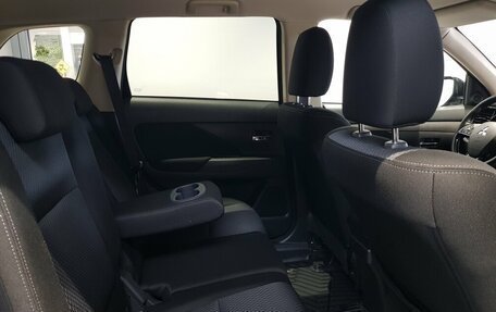 Mitsubishi Outlander III рестайлинг 3, 2017 год, 2 099 000 рублей, 12 фотография