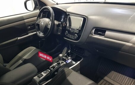 Mitsubishi Outlander III рестайлинг 3, 2017 год, 2 099 000 рублей, 8 фотография