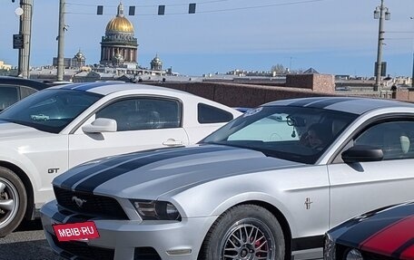Ford Mustang VI рестайлинг, 2010 год, 2 050 000 рублей, 2 фотография