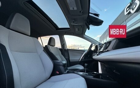 Toyota RAV4, 2018 год, 1 900 000 рублей, 11 фотография
