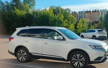 Mitsubishi Outlander III рестайлинг 3, 2019 год, 2 750 000 рублей, 3 фотография