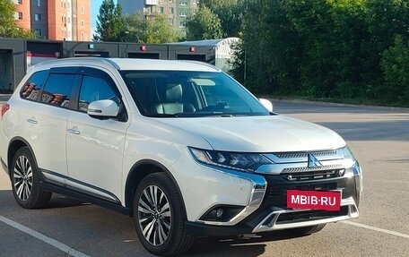 Mitsubishi Outlander III рестайлинг 3, 2019 год, 2 750 000 рублей, 2 фотография