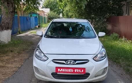 Hyundai Solaris II рестайлинг, 2011 год, 420 000 рублей, 2 фотография