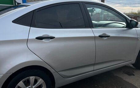 Hyundai Solaris II рестайлинг, 2012 год, 700 000 рублей, 5 фотография