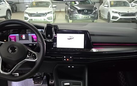 Volkswagen Golf VIII, 2023 год, 2 250 000 рублей, 23 фотография