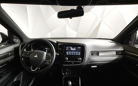 Mitsubishi Outlander III рестайлинг 3, 2021 год, 2 731 000 рублей, 14 фотография