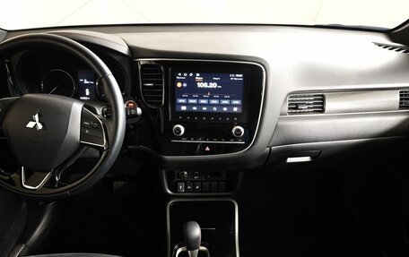 Mitsubishi Outlander III рестайлинг 3, 2021 год, 2 731 000 рублей, 15 фотография