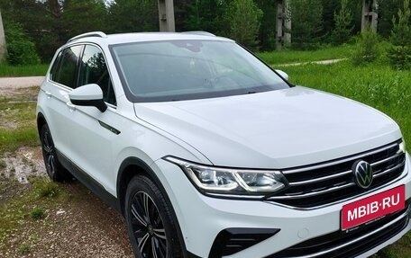 Volkswagen Tiguan II, 2021 год, 3 399 000 рублей, 1 фотография
