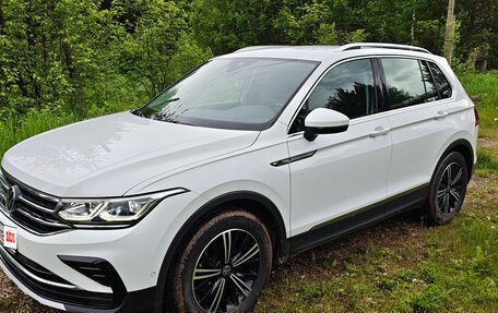 Volkswagen Tiguan II, 2021 год, 3 399 000 рублей, 2 фотография