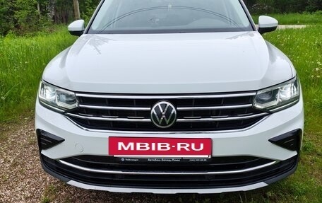 Volkswagen Tiguan II, 2021 год, 3 399 000 рублей, 3 фотография