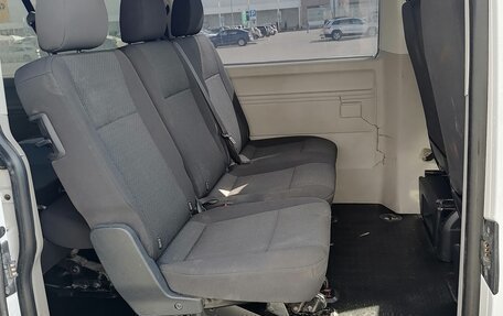 Volkswagen Caravelle T6 рестайлинг, 2017 год, 2 200 000 рублей, 10 фотография