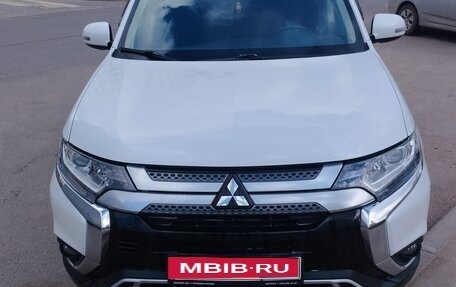 Mitsubishi Outlander III рестайлинг 3, 2018 год, 1 950 000 рублей, 1 фотография
