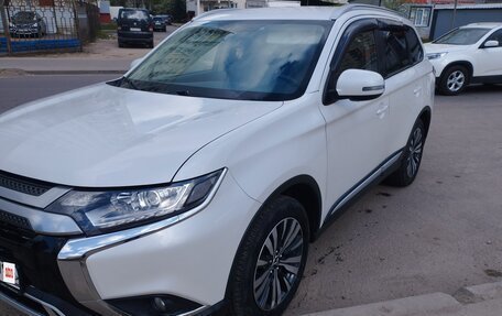 Mitsubishi Outlander III рестайлинг 3, 2018 год, 1 950 000 рублей, 2 фотография