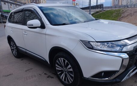 Mitsubishi Outlander III рестайлинг 3, 2018 год, 1 950 000 рублей, 3 фотография