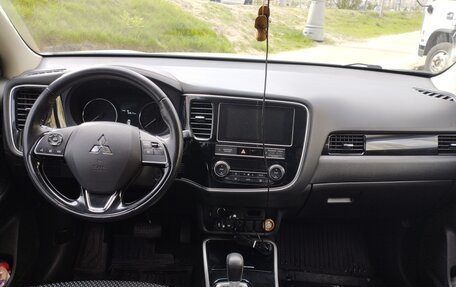 Mitsubishi Outlander III рестайлинг 3, 2018 год, 1 950 000 рублей, 8 фотография