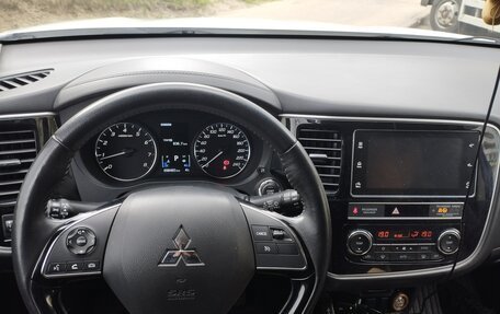 Mitsubishi Outlander III рестайлинг 3, 2018 год, 1 950 000 рублей, 9 фотография