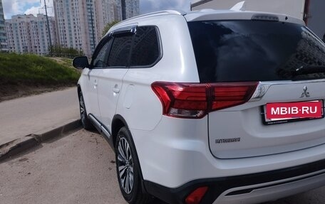 Mitsubishi Outlander III рестайлинг 3, 2018 год, 1 950 000 рублей, 4 фотография