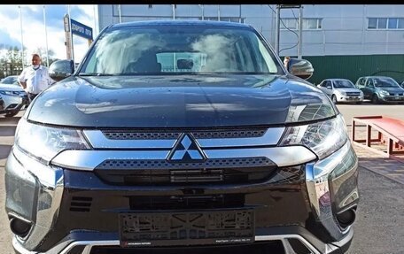 Mitsubishi Outlander III рестайлинг 3, 2020 год, 1 200 000 рублей, 3 фотография