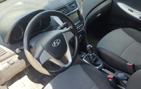 Hyundai Solaris II рестайлинг, 2013 год, 800 000 рублей, 8 фотография