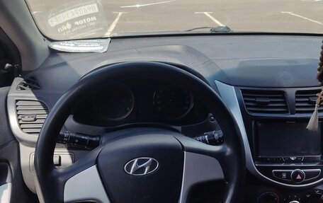 Hyundai Solaris II рестайлинг, 2013 год, 800 000 рублей, 9 фотография