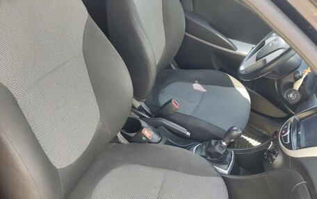 Hyundai Solaris II рестайлинг, 2013 год, 800 000 рублей, 16 фотография