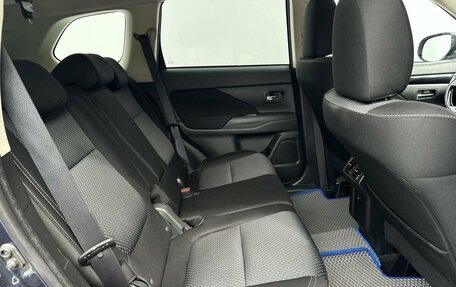 Mitsubishi Outlander III рестайлинг 3, 2020 год, 2 350 000 рублей, 14 фотография