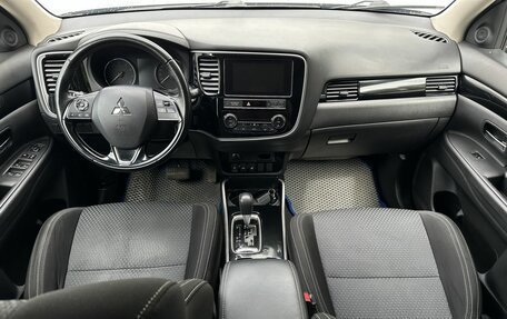 Mitsubishi Outlander III рестайлинг 3, 2020 год, 2 350 000 рублей, 11 фотография