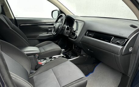 Mitsubishi Outlander III рестайлинг 3, 2020 год, 2 350 000 рублей, 13 фотография