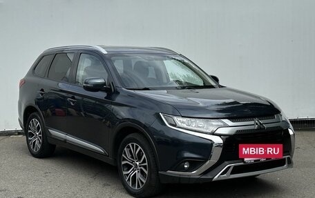 Mitsubishi Outlander III рестайлинг 3, 2020 год, 2 350 000 рублей, 3 фотография
