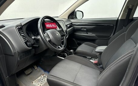 Mitsubishi Outlander III рестайлинг 3, 2020 год, 2 350 000 рублей, 9 фотография