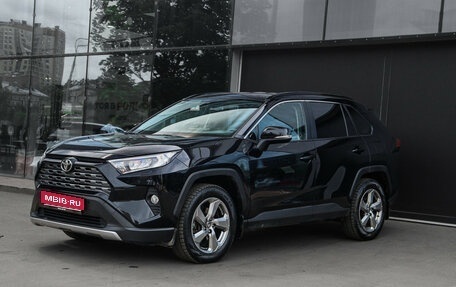Toyota RAV4, 2021 год, 3 650 000 рублей, 1 фотография