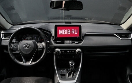Toyota RAV4, 2021 год, 3 650 000 рублей, 10 фотография